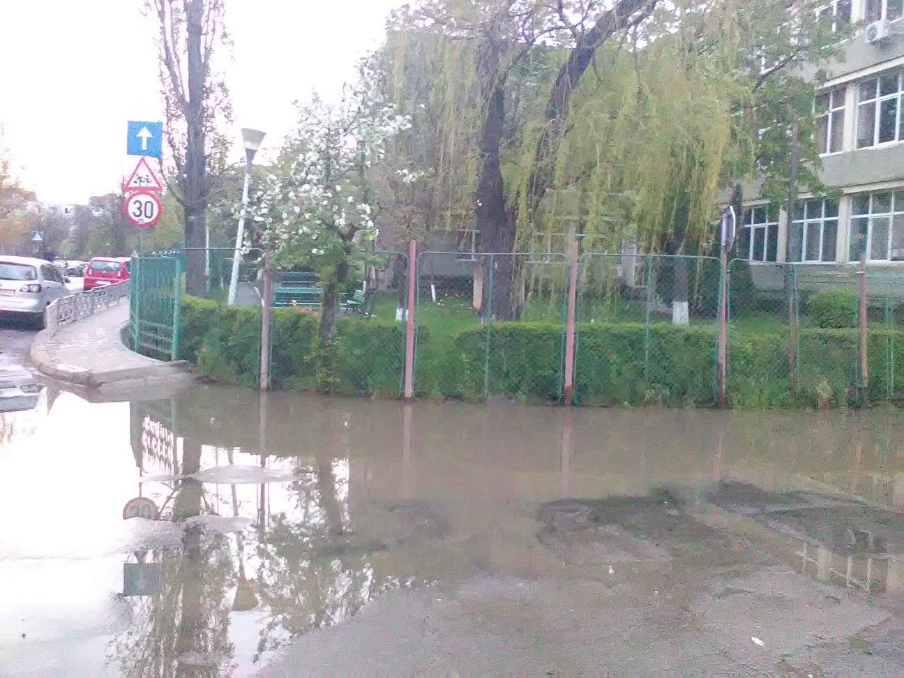  VIDEO&FOTO: Capcane pentru șoferii din Iași după prima ploaie serioasă din acest an