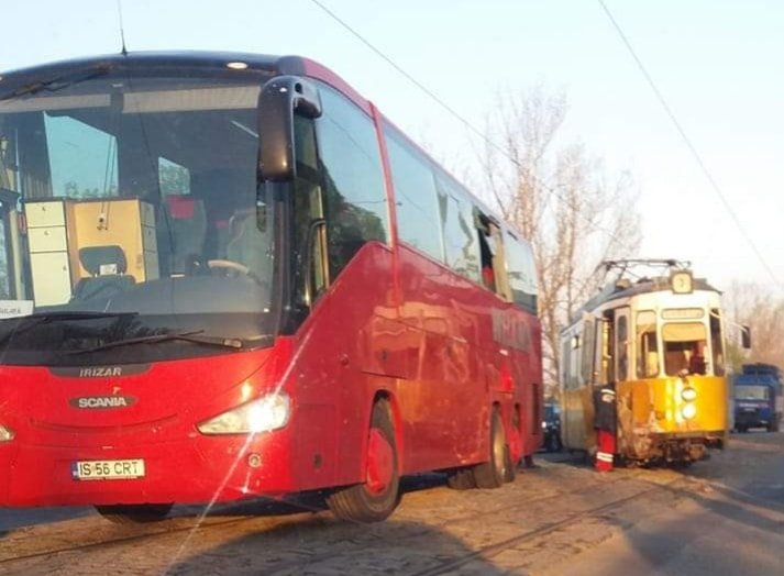  FOTO: Tramvai deraiat în Dancu după impactul cu un autocar (UPDATE)