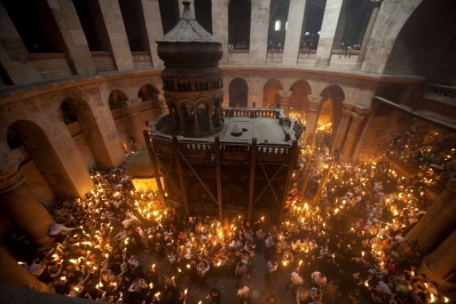  O delegaţie a Patriarhiei Române va aduce sâmbătă seară Sfânta Lumină de la Ierusalim