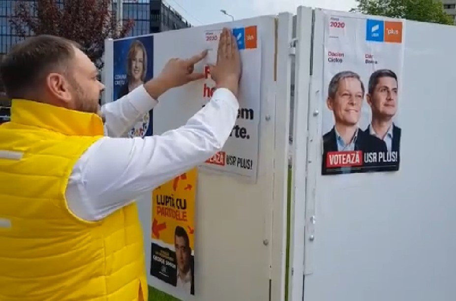  VIDEO: Un consilier PNL, filmat în timp ce lipea afişe de la USR PLUS