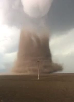  (VIDEO) Imagini incredibile filmate azi în România. O tornadă ca “în filme”