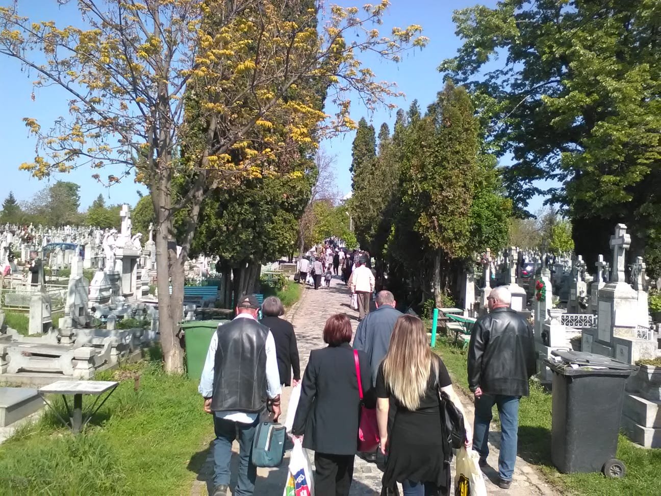  FOTO: Azi, toate drumurile duc la cimitir? Se sfințesc mormintele, se dă de pomană