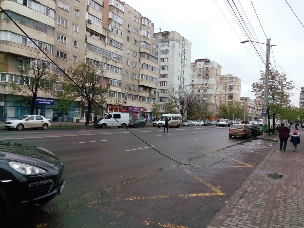  FOTO: Iată de ce ar trebui îngropate cablurile de pe stâlpii din Iași
