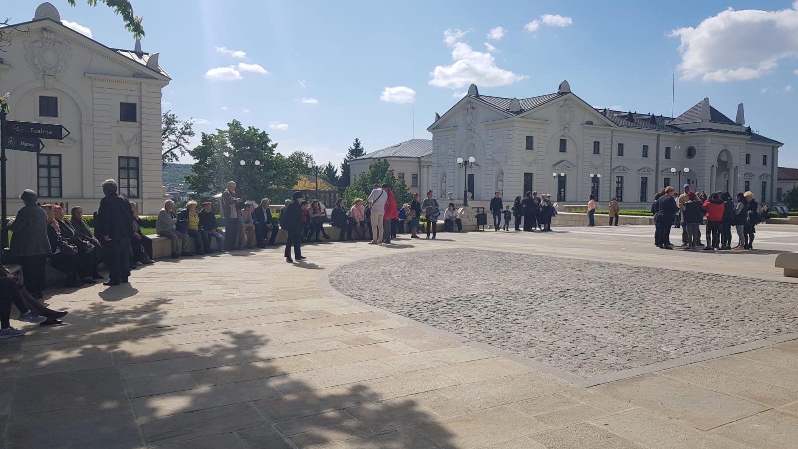  FOTO: Mulţi simpatizanţi PSD au ajuns la Mitropolie, la Sfântă, în loc să ajungă în Piaţa Unirii