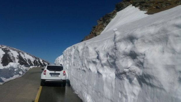  Zăpadă de patru metri pe Transpalpina. Drumarii intervin cu utilaje de deszăpezire