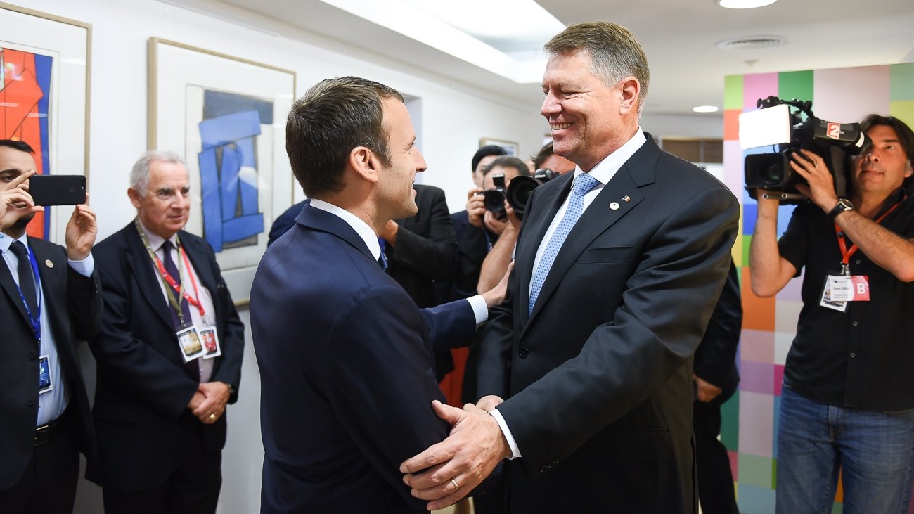  Iohannis şi Macron, întâlnire bilaterală la Sibiu. Preşedintele a postat fotografii din fostul său birou
