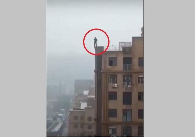  (VIDEO) Şocant: Momentul în care un tânăr se prăbușește de pe o clădire când își face un selfie