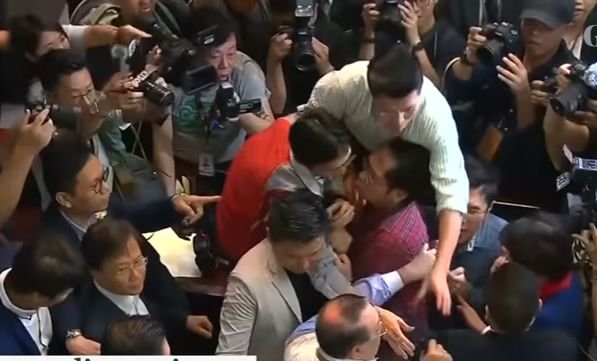  (VIDEO) Bătaie în parlamentul din Hong Kong. Un ales a fost luat pe targă