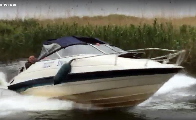  (VIDEO) Un “băieţaş de bani gata“ a atacat o barcă în Deltă. “Nimeni nu face nimic”