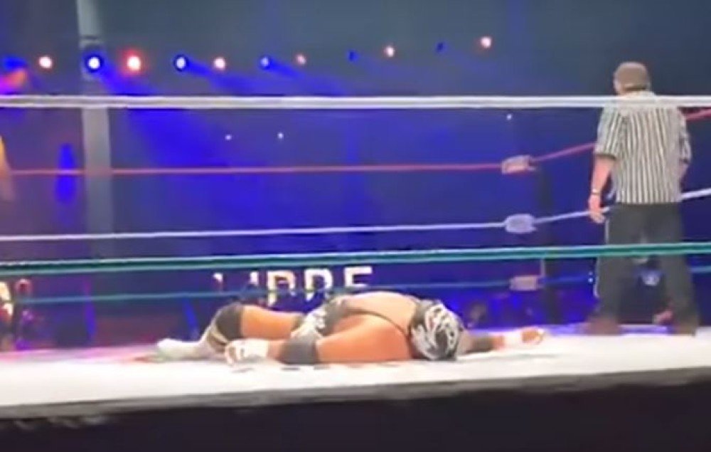  (VIDEO) Un cunoscut wrestler a murit în ring. Publicul a crezut că se preface
