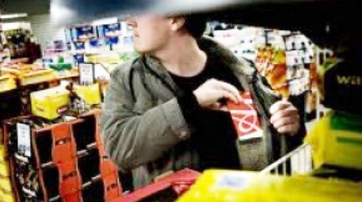  Cu salamul sub geacă: furtul din supermarket, sport de masă la Iaşi