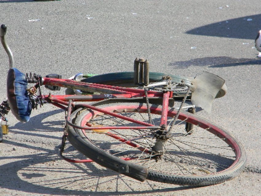  Copil de 11 ani accidentat după ce a ieșit cu bicicleta pe stradă