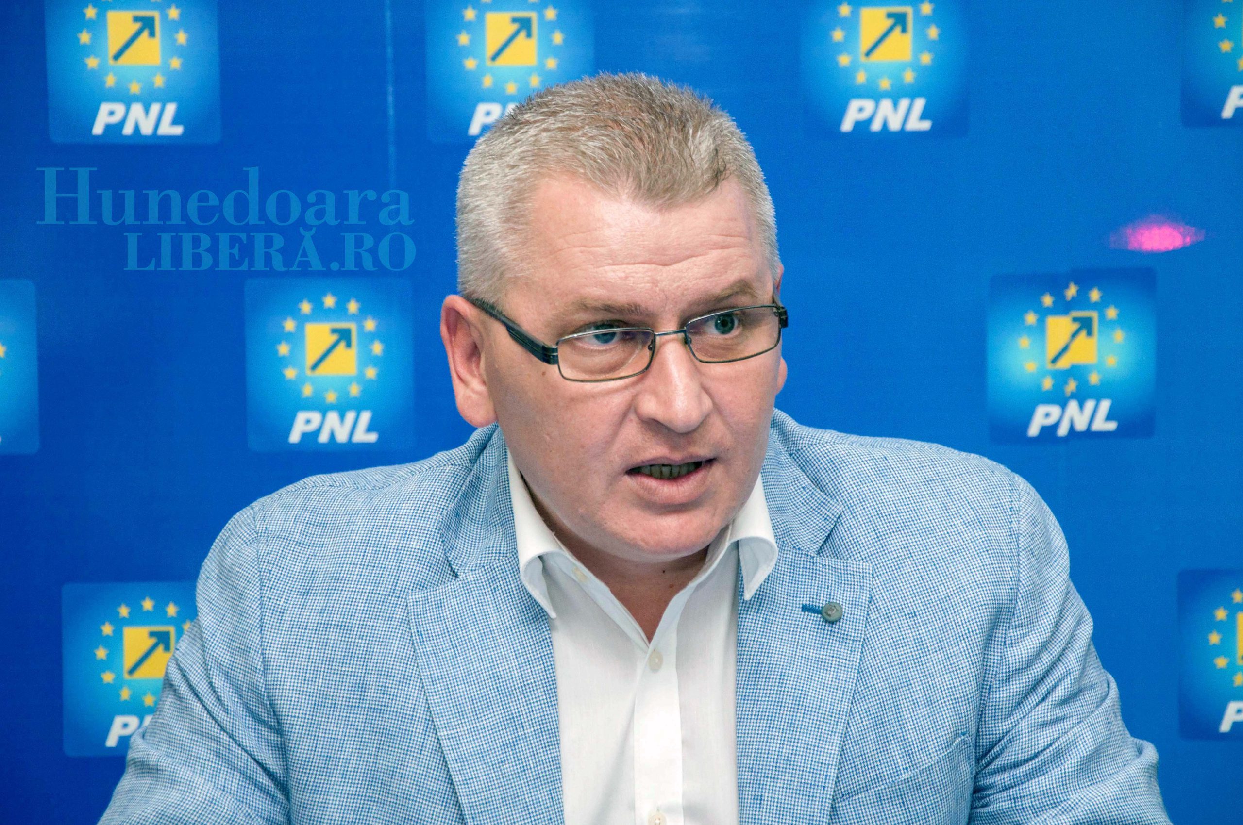  Deputatul PNL Florin Roman anunţă că depune plângere penală împotriva şefului jandarmilor
