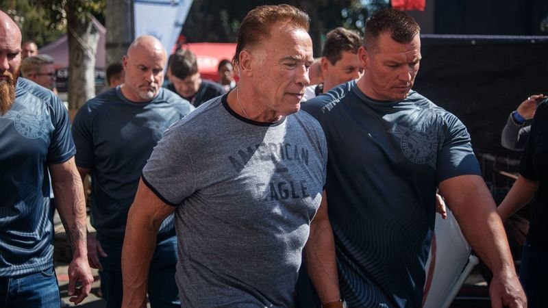 Arnold Schwarzenegger a fost lovit de un bărbat în timpul unei vizite