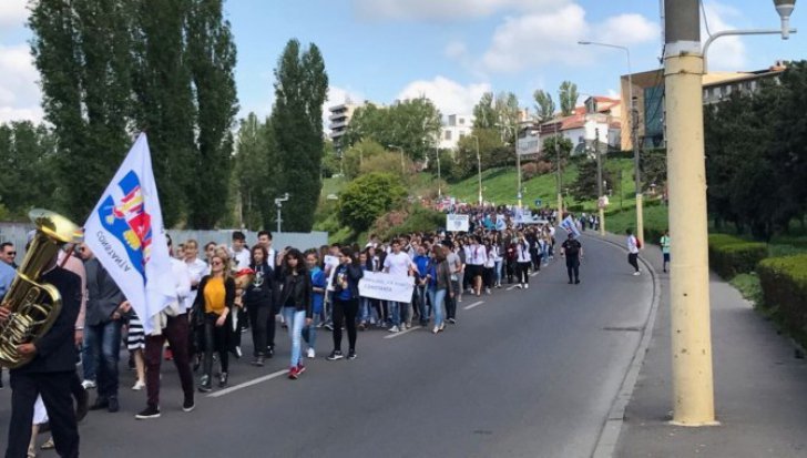  Elevii din Constanța, obligați de primar să defileze pe străzi