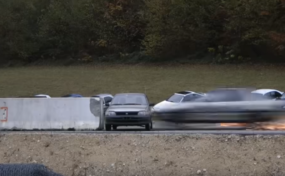  (VIDEO) Cum arată un impact la 200 km/h. S-a calculat câte șanse de supraviețuire ar fi