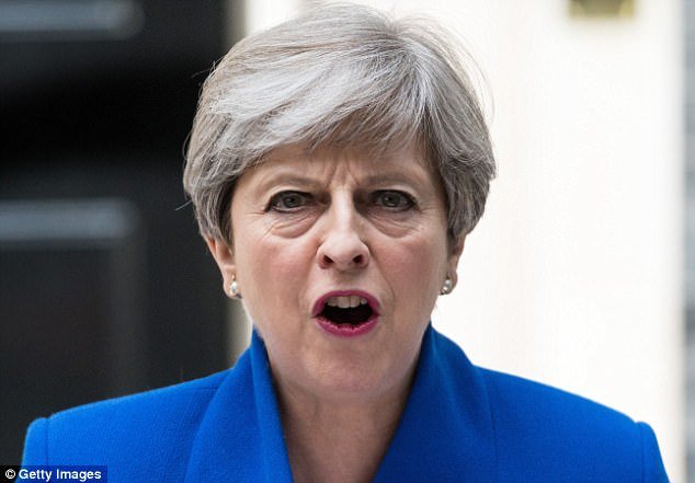  Premierul britanic Theresa May și-a anunțat, printre lacrimi, demisia