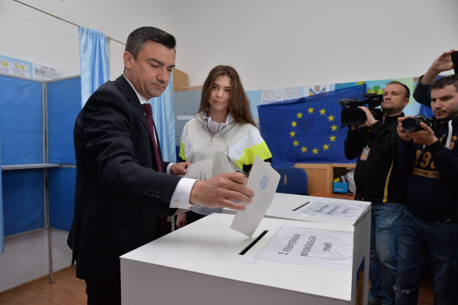  FOTO: Mihai Chirica și candidatul pe care îl susține au votat la prima oră