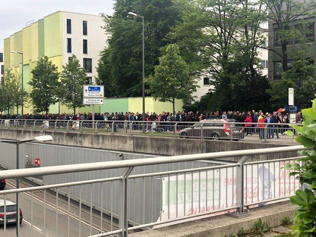  Românii din străinătate stau de dimineață la cozi pentru a vota