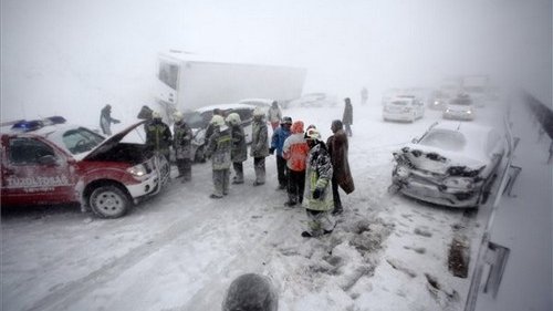 Carambol cu 50 de maşini în Ungaria. Cinci români au fost implicaţi în accident (FOTO)