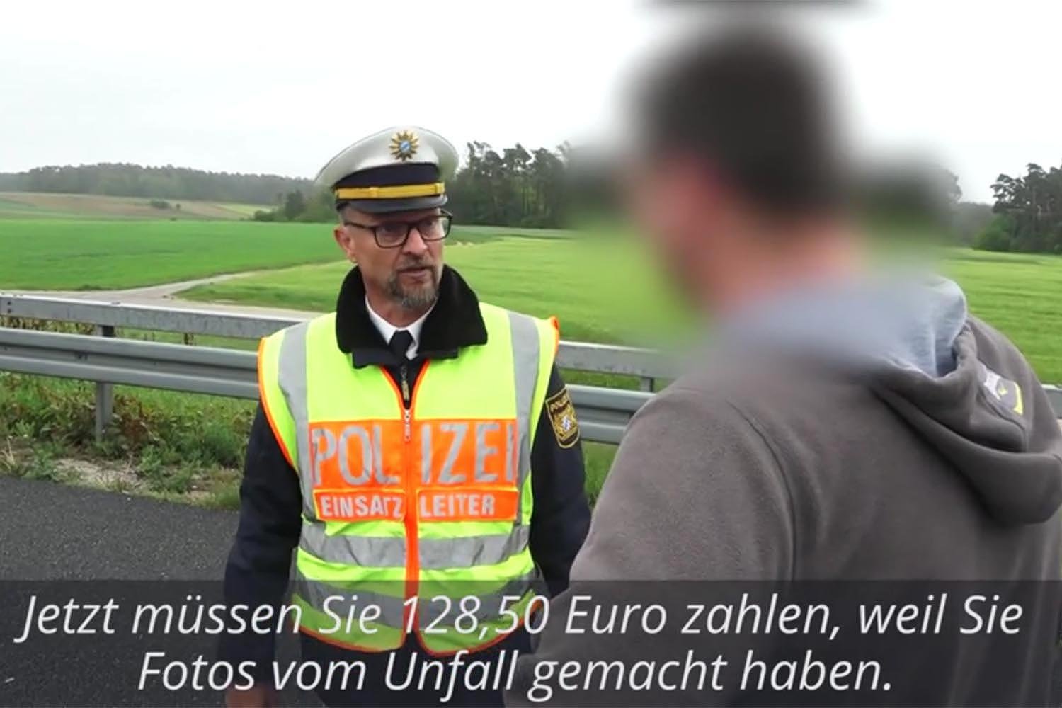  VIDEO: Șoferii care fotografiau un accident, obligați de un polițist să privească mortul