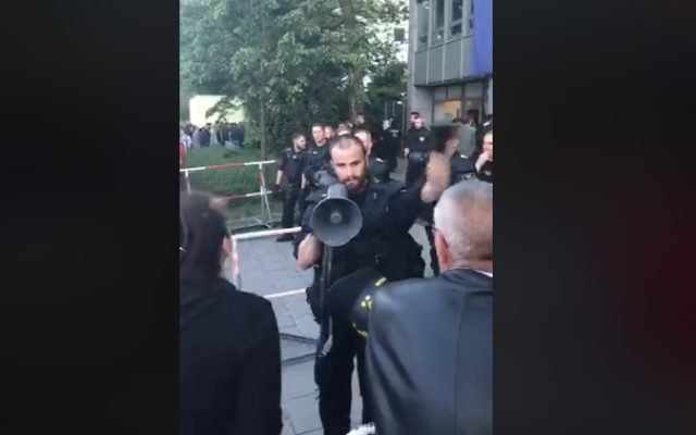  Unui polițist german îi dau lacrimile când zeci de români scandează și îi mulțumesc