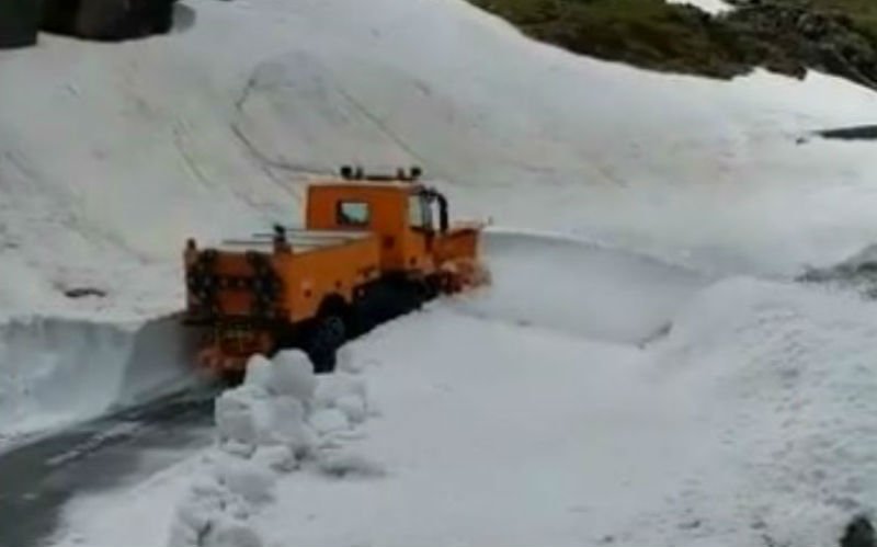  (VIDEO) Transfăgărăşanul, îngropat sub zăpadă de şase metri. Teoretic, peste o lună se deschide circulația