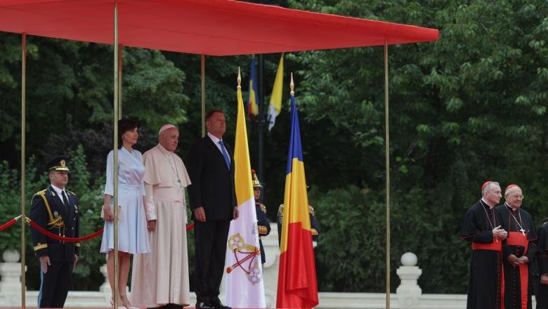  (VIDEO) Papa Francisc a salutat garda de onoare în limba română