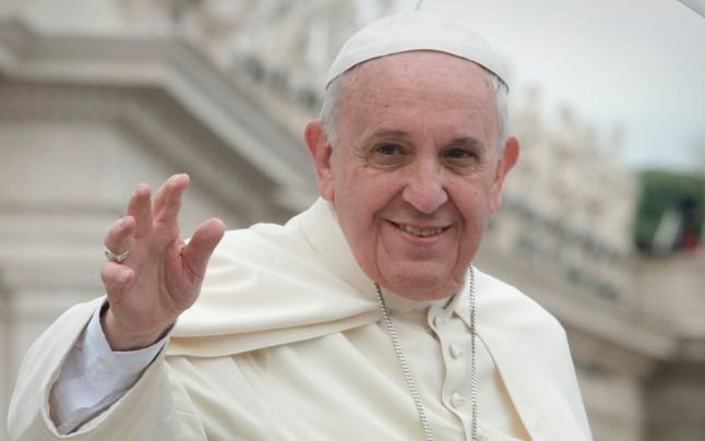  Papa Francisc a coborât din maşină şi a salutat mulţimea la plecarea de la Palatul Cotroceni