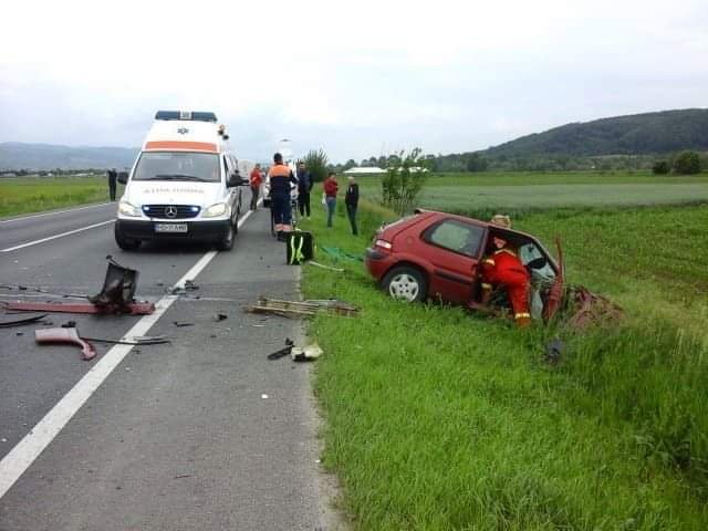  Un şofer a murit într-un accident, după ce i s-a deschis capota maşinii în mers