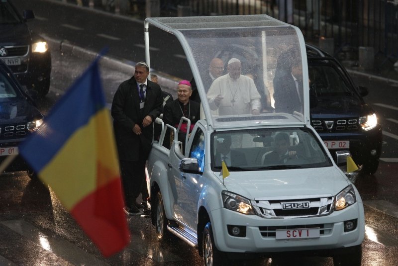  Ce semnificație au numerele de înmatriculare de la mașinile cu care a mers Papa Francisc