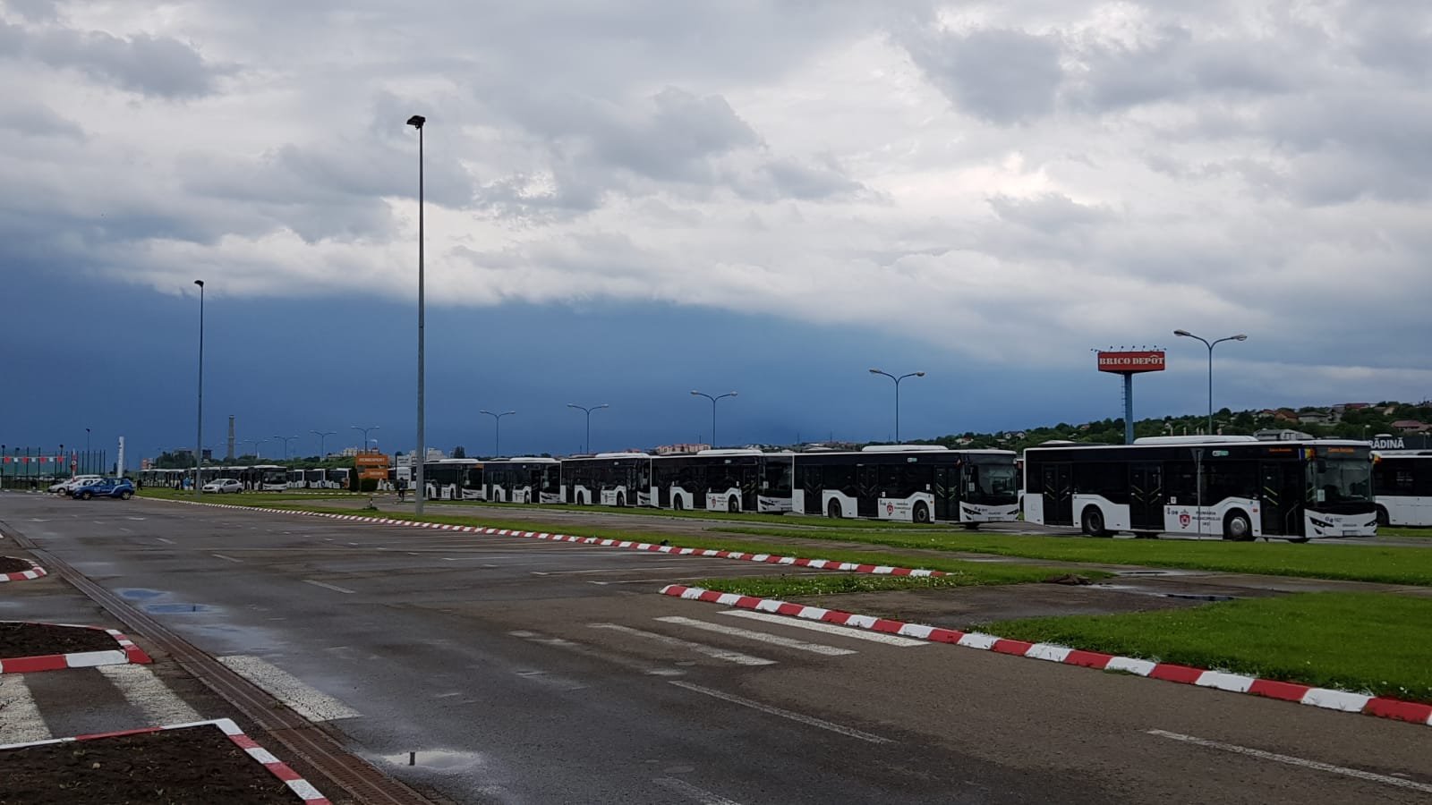  (FOTO-VIDEO) Cum arată 30 de autobuze CTP Iaşi, în linie. Mii de pelerini la marginea oraşului