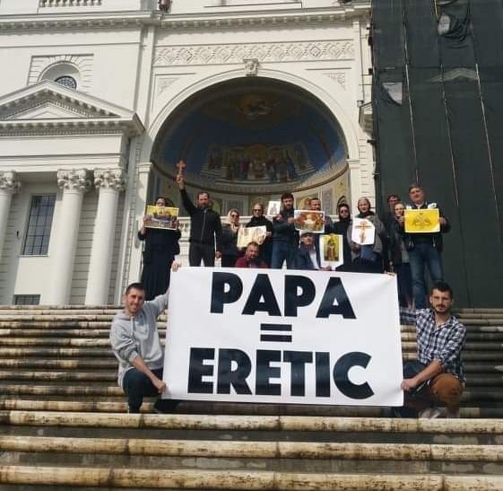  (FOTO) Incident misterios la Mitropolie. Protest împotriva Papei Francisc la Iaşi