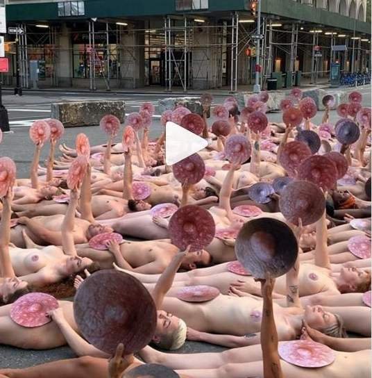  Protest nud în faţa sediului Facebook din New York