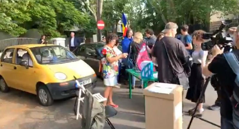  (VIDEO) Protest inedit la sediul Ministerului de Externe. Câteva persoane stau la coadă în mod sugestiv pentru a cere demisia lui Meleșcanu