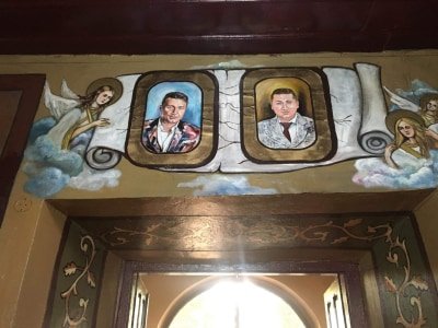  Chipurile a doi oameni de afaceri, pictate pe pereţii unei biserici din Teleorman