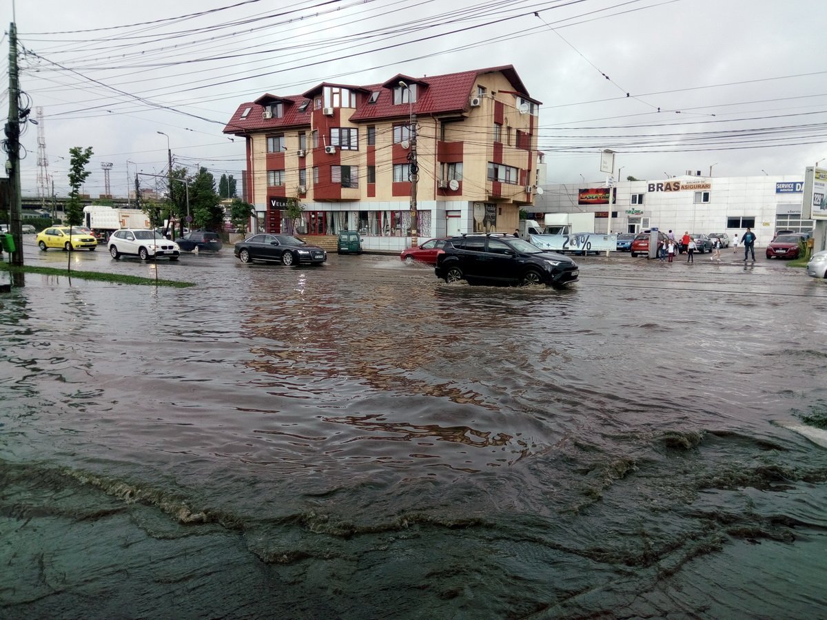  VIDEO&FOTO: Străzi inundate la fiecare ploaie. Și pe cele noi se adună apa