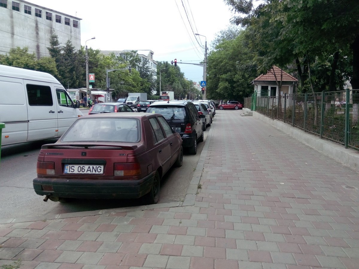  FOTO: Încă mai sunt mașini care ruginesc pe locuri de parcare râvnite de ieșeni