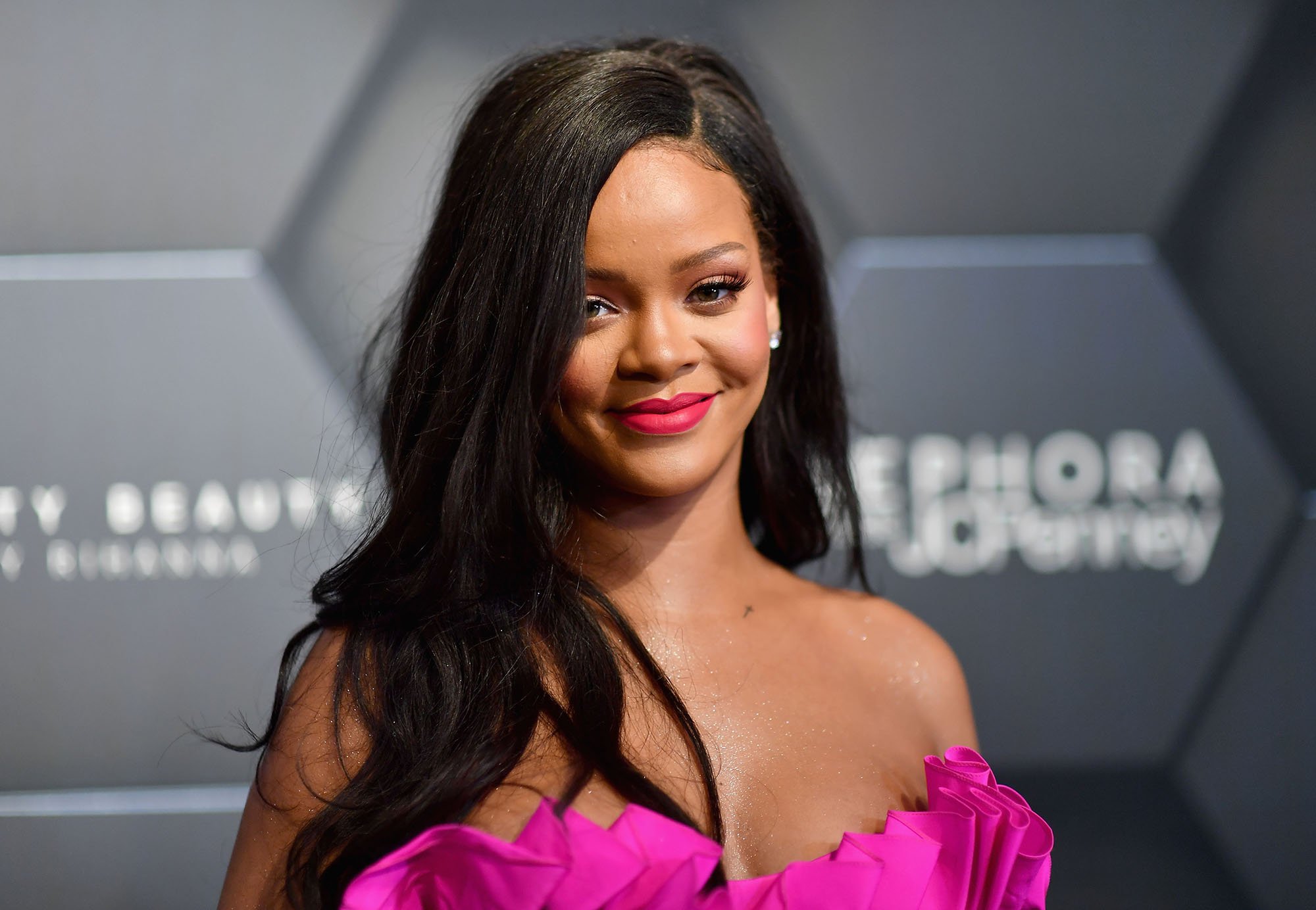  Forbes: Rihanna este cea mai bogată cântăreaţă din lume