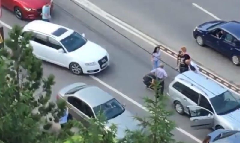  (VIDEO) Câine târât de mașină în mijlocul Galațiului. Șoferii au blocat mașina și au eliberat animalul