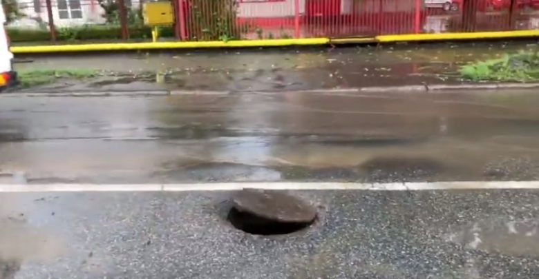  (VIDEO) Un capac de canal sare încontinuu pe loc după o ploaie zdravănă în oraș. Explicația specialiștilor