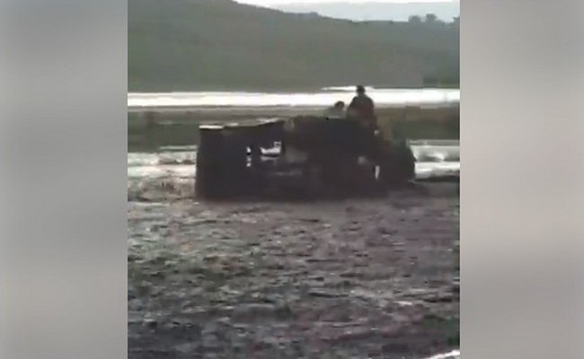  VIDEO: Intervenție după ce un utilaj s-a răsturnat în apele revărsate în județul Iași