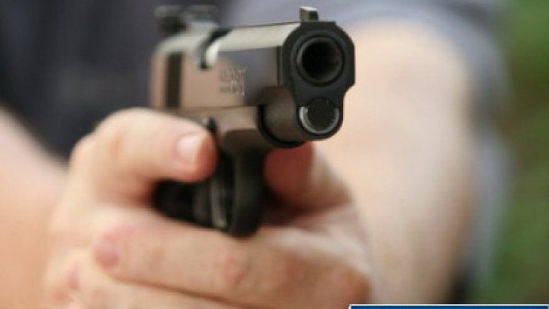  Un individ nervos a scos pistolul și l-a îndreptat spre un șofer în benzinăria din Podul de Piatră