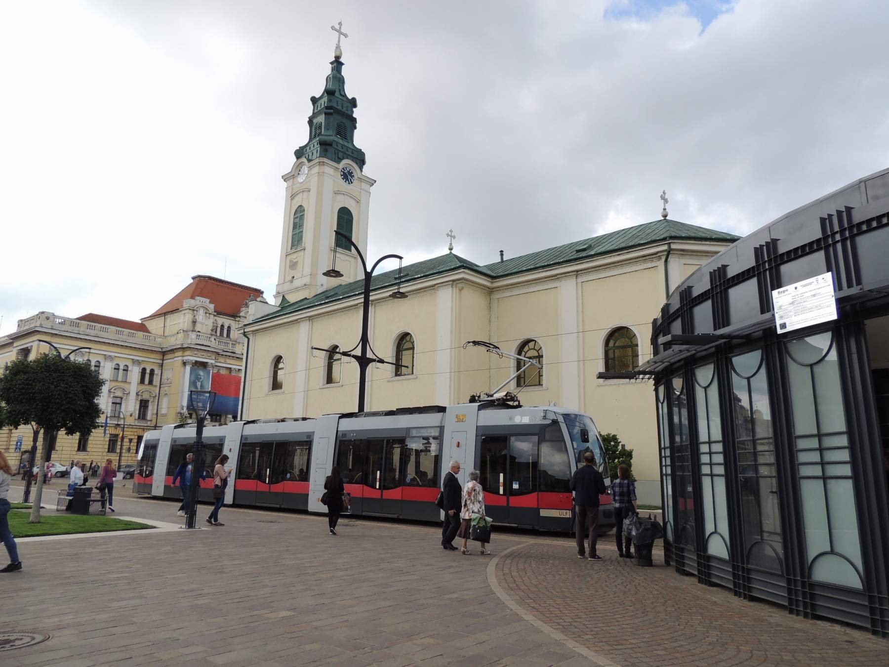  332238_221548_stiri_Oradea-statie-tramvai-Piata-Unirii-centrul-vechi