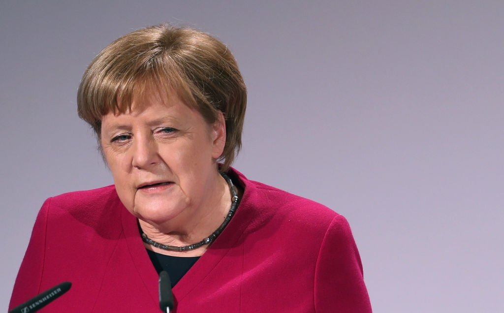  Macron o vede pe Merkel la preşedinţia Comisiei Europene