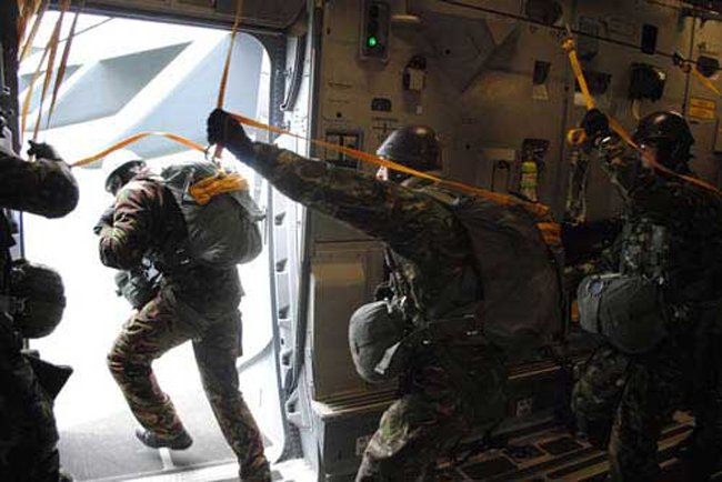  Militar american rănit la cap în urma unui exerciţiu de paraşutare în România