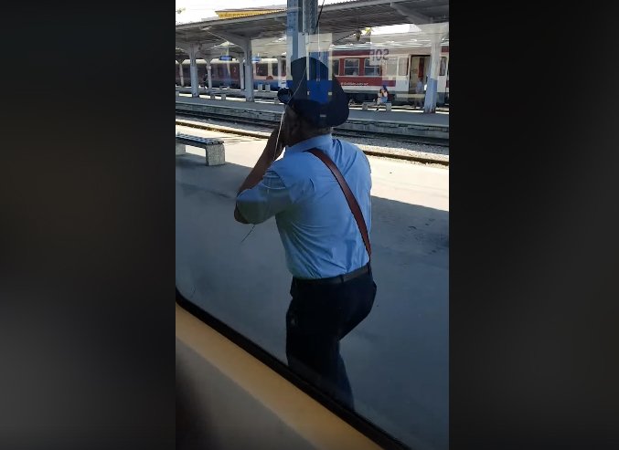 VIDEO: ‘Naşul’ unui tren, uitat de mecanic pe peronul gării