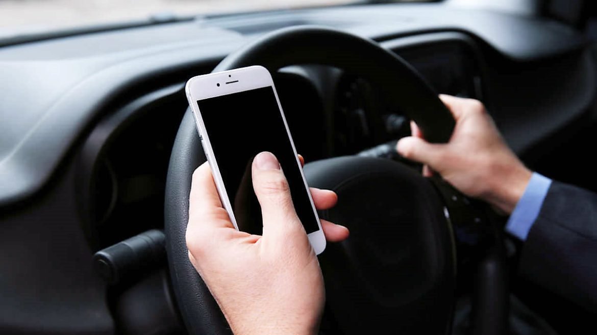  Aproape jumătate dintre șoferi folosesc telefonul mobil în timp ce conduc
