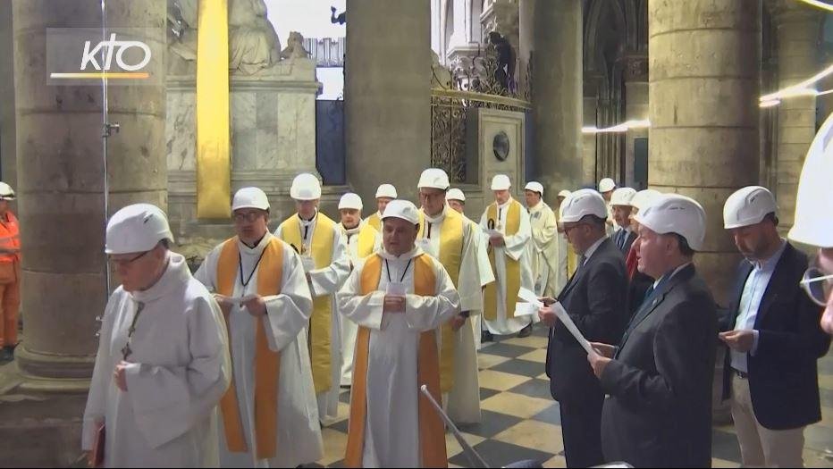  Preoţii au oficiat, cu căşti de protecţie pe cap, prima slujbă după incendiu la Notre-Dame
