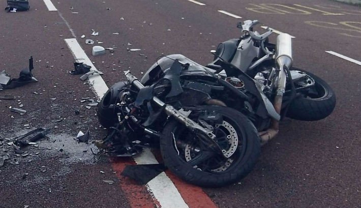  Motociclist operat pe inimă în stradă, imediat după accident